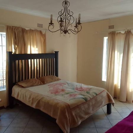 ハボローネ Sugar Shack Backpackers Botswana Bed & Breakfast エクステリア 写真