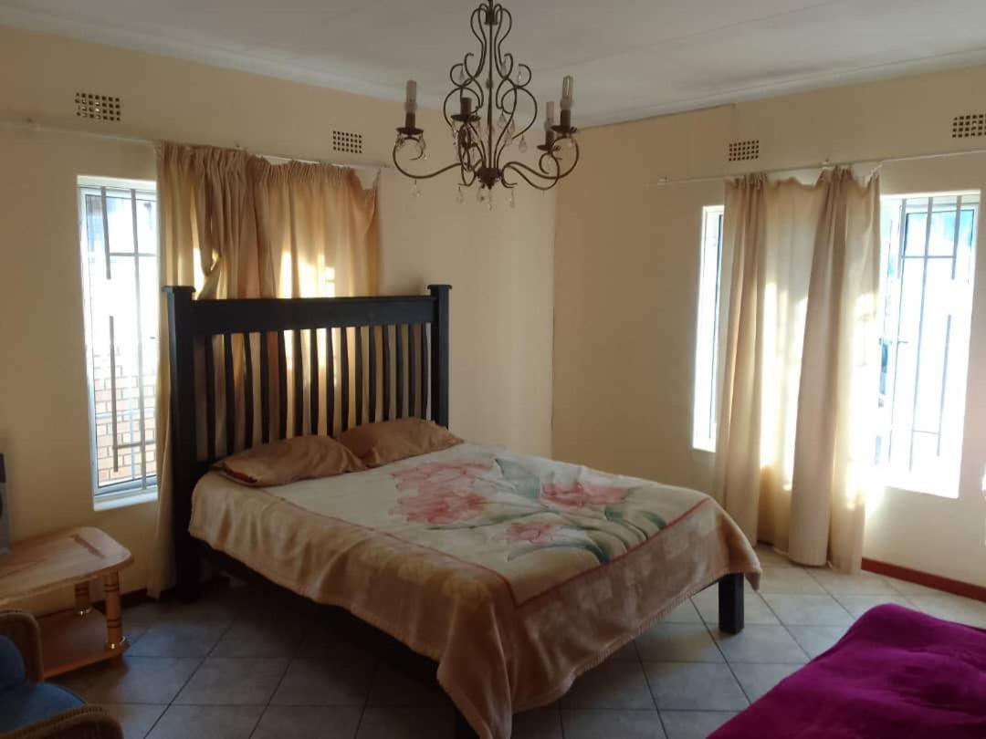 ハボローネ Sugar Shack Backpackers Botswana Bed & Breakfast エクステリア 写真